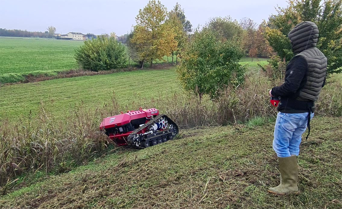 Ferris FRC7 Tagliaerba Falciatutto Cingolato Radiocomandato Motore B&S Vanguard 627cc - 23cv